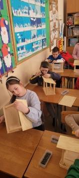 Uczennica wykonująca karmnik