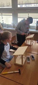 Uczniowie wykonują karmniki 