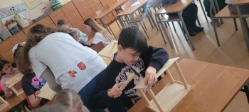 uczniowie robiący karmniki 