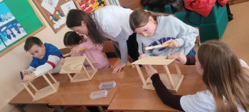 współpraca podczas wykonywania karmników  