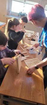 Wykonywanie karmników 