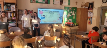 Uczniowie słuchają 