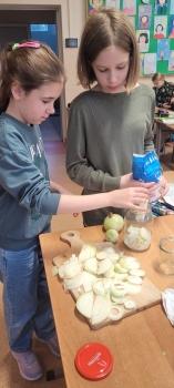 Układanie cebuli w słoiku 