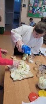 Układanie cebuli w słoiku  i zasypywanie cukrem 