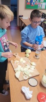 Układanie cebuli w słoiku przez dzieci