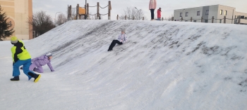 Dzieci zjeżdżające na górce 