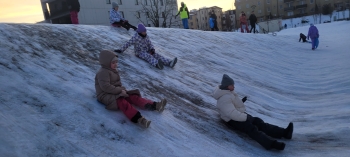 Uczniowie zjeżdżający z górki 