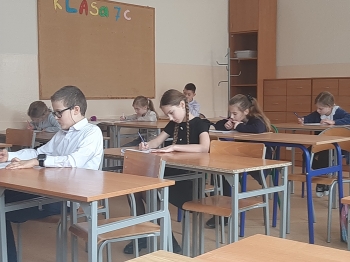 Uczniowie w czasie pisania testu ze znajomości lektur