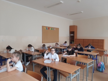 Uczniowie z klas II i III piszą test ze znajomości lektur