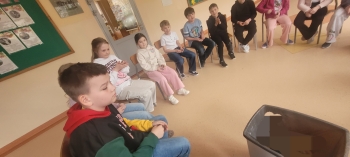 uczniowie biorą udział w ćwiczeniu kosz