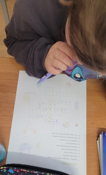 Uczennica uzupełnia krzyżówkę 