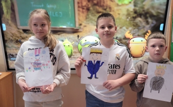 Uczniowie z żuczkami 