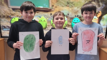 Trzej uczniowie z żuczkami 