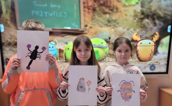 Uśmiechnięci uczniowie z żuczkami 