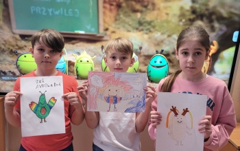 Uczniowie prezentują swoje żuczki