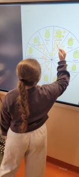 Uczennica wypełnia koło emocji 