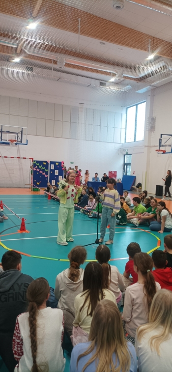 Maja i  Oliwia - klasowy występ z okazji Dnia Wiosny