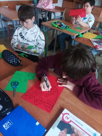 present simple - uczniowie podczas wykonywania projektu