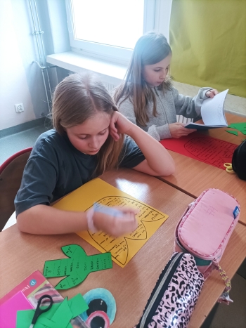 Uczennice podczas wykonywania projektu