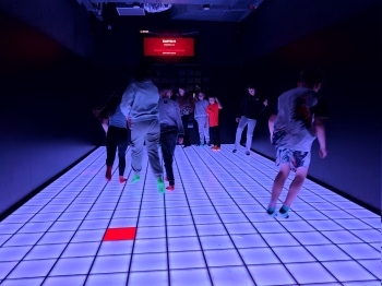 Dzieci bawiące się na interaktywnej macie