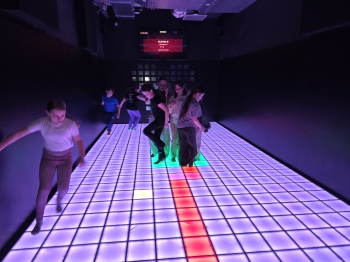 Dzieci stoją na macie