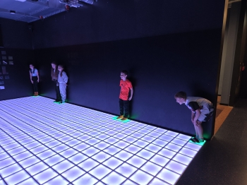 Uśmiechnięte dzieci na macie