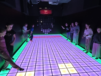 Wesołe dzieci na interaktywnej macie.