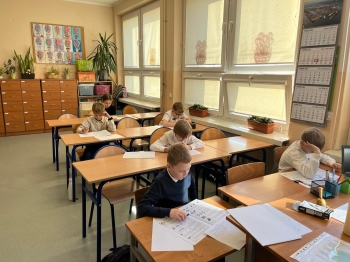 Uczniowie klas trzecich rozwiązują zadania  w czasie konkursu