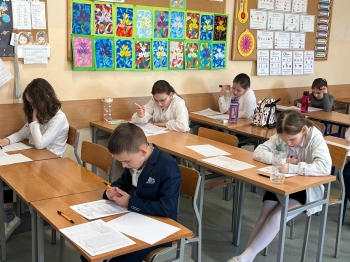 Uczniowie klas trzecich rozwiązują zadania  w czasie konkursu (2)