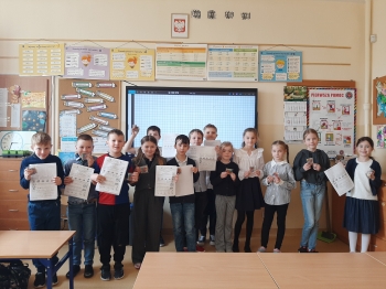 Wspólne zdjecie uczniów klas drugich po konkursie