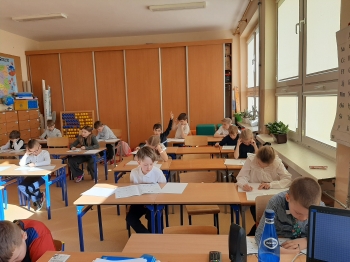 Uczniowie klas drugich rozwiązują zadania  w czasie konkursu