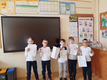 Uczniowie klas drugich po zakończonym konkursie