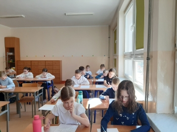 Uczniowie rozwiązują zadania konkursowe