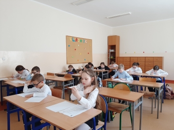 Uczniowie klas drugich i trzecich w czasie konkursu