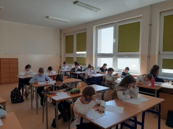 Najlepsi matematycy  z klas drugich i trzecich rozwiązują zadnia w czsie konkursu