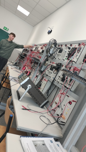 uczniowie w pracowni mechaników