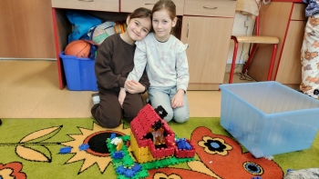 uczennice pozują do zdjęcia