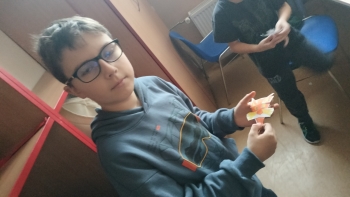 uczeń z własną pracą plastyczną