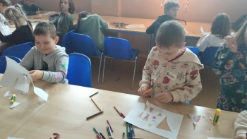 uczniowie nad pracą plastyczną