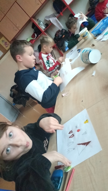 uczniowie nad pracą