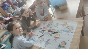 zdjęcie uczniów wykonujacych plakat