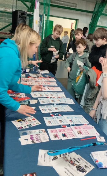 uczniowie zapoznają się z ofertą TEB edukacja