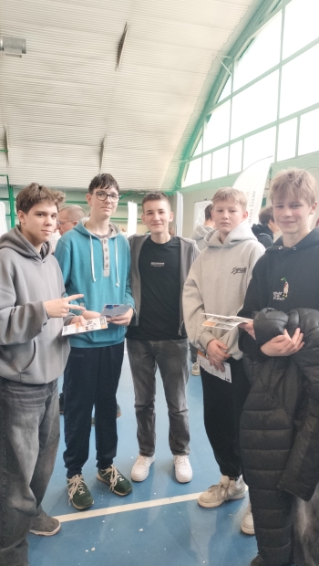 zadowoleni uczniowie podczas Targów edukacyjnych