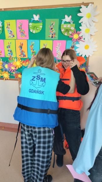 zdjęcie uczennic z kapokami z logo ZSM (1)