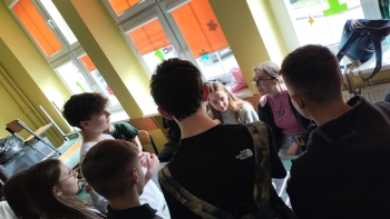 zdjecie uczniów podczas rozmowy