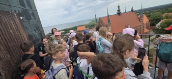 Uczniowie podziwiają widoki 