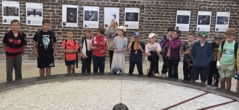 Uczniowie obserwują ruch wahadła 