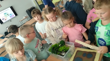 Dzieci podczas warsztatów  origami 