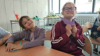 Dwie dziewczynki na warsztatach 