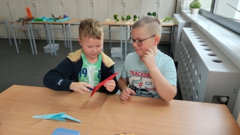 Chłopcy tworzą podczas warsztatów origami 
